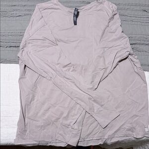 Vuori Women's Long Sleeve Tee in Light Gray